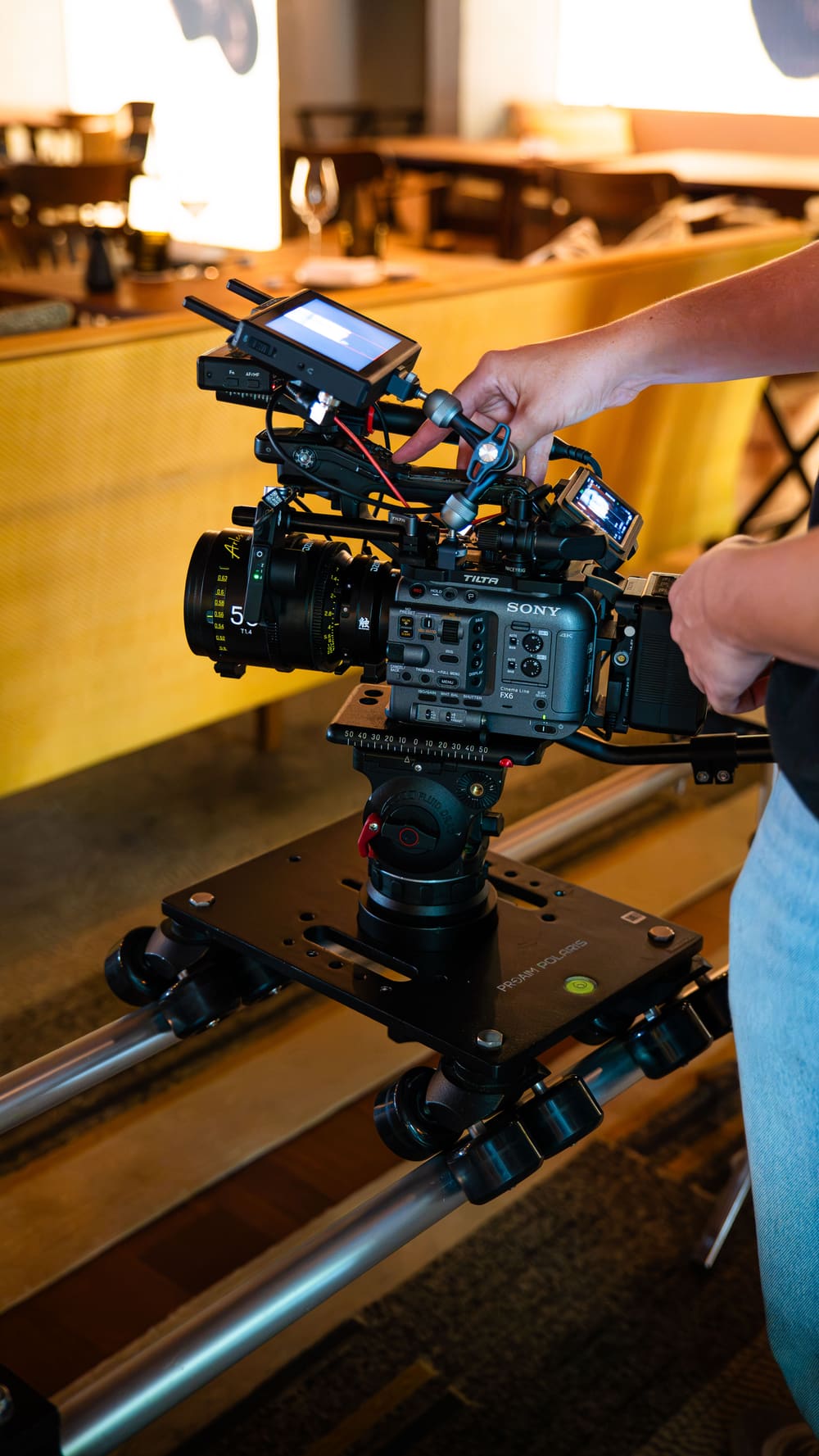 Caméra Sony FX6 montée sur slider, sur un tournage IMPCT